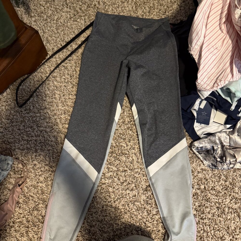 OLD NAVY ELEVATE LEGGINGS SIZE SMALL